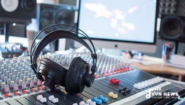 Things-to-Consider-While-Purchasing-Studio-Headphones