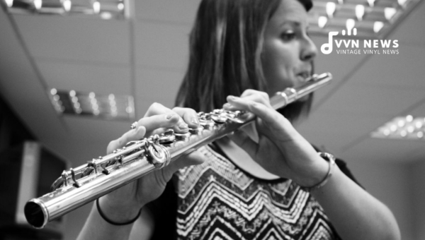 How Can Flute Players Maintain Effortless Breathing During Performances